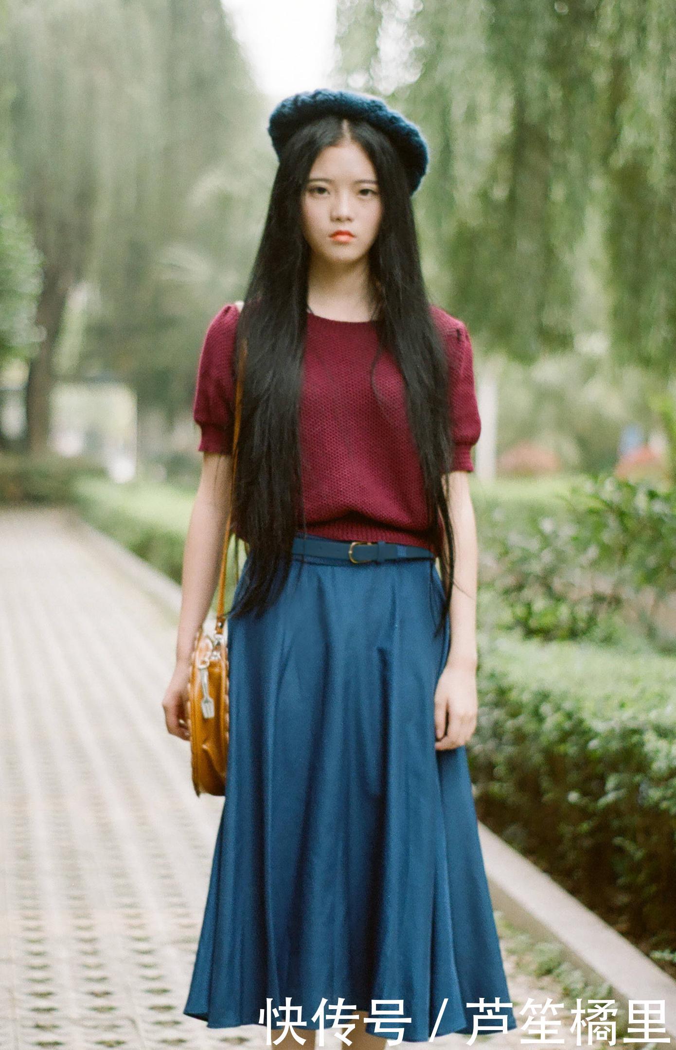 『能体现出女』时髦女生在穿搭上别出心裁,把潮流元素加在传统服装上,很吸睛
