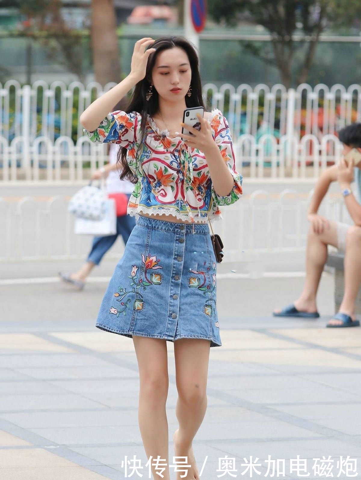  『迷人』身材丰腴的美女，长裙穿搭的修身又迷人