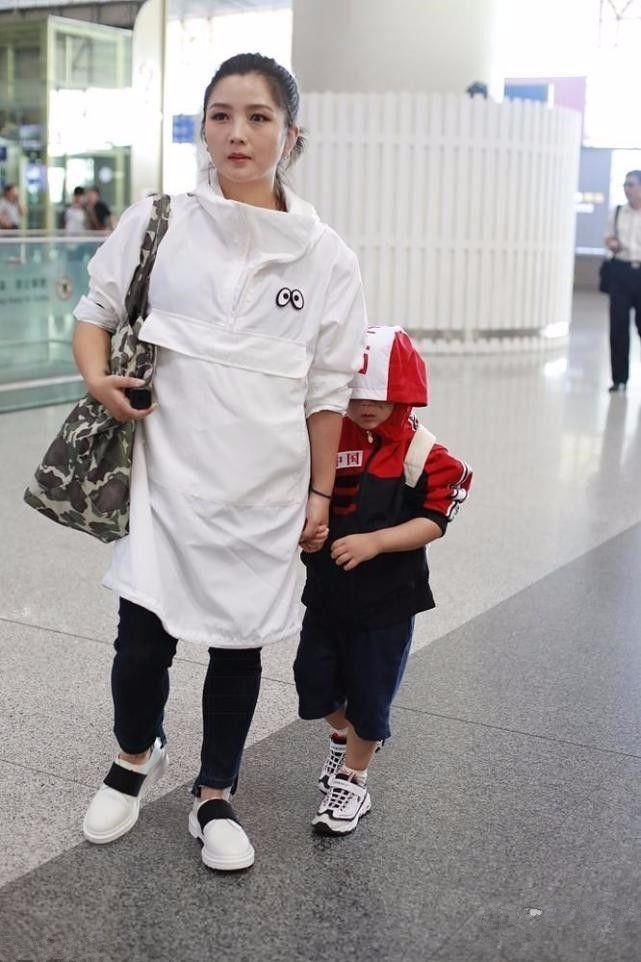 何洁穿风衣几乎把腿遮完了!这身高还有这粗腿，怎么穿都不好看!