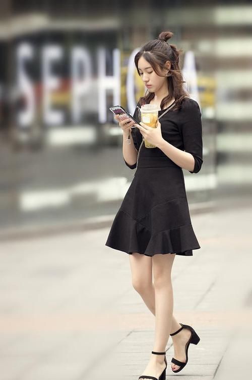 「精致」路人街拍,小姐姐下半身搭配上一条灰色的半裙,精致又美丽
