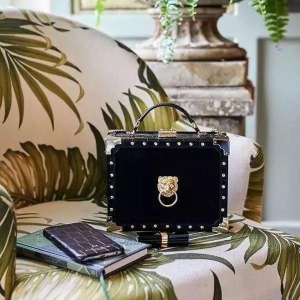 时装精们都不甘心撞包，她们把目光瞄准了这些小众却有格调的宝贝