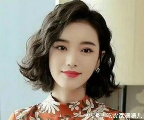  『气质』中年女性过年烫这些发型才显年轻，气质