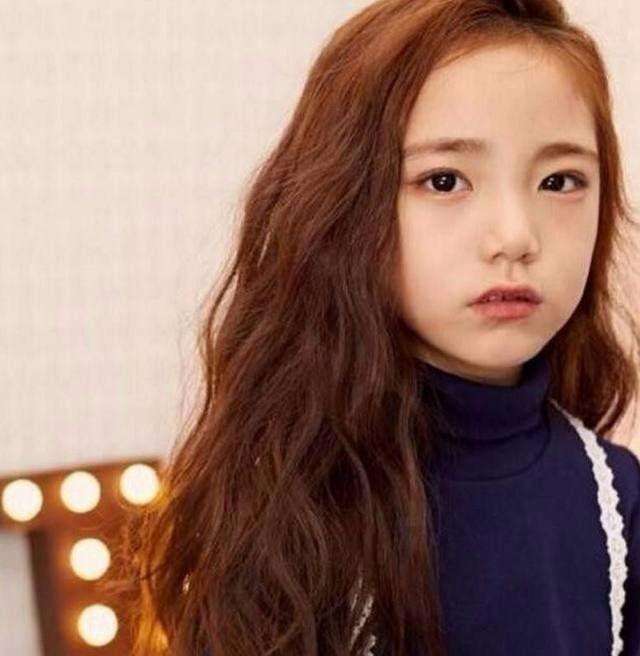 她7岁开始化妆, 8岁骨骼停止生长, 长相停留在14岁, 五官很精致