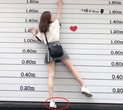 冯提莫晒身高照,垫脚刚到及格线,网友直呼这妥妥的一米五身高!