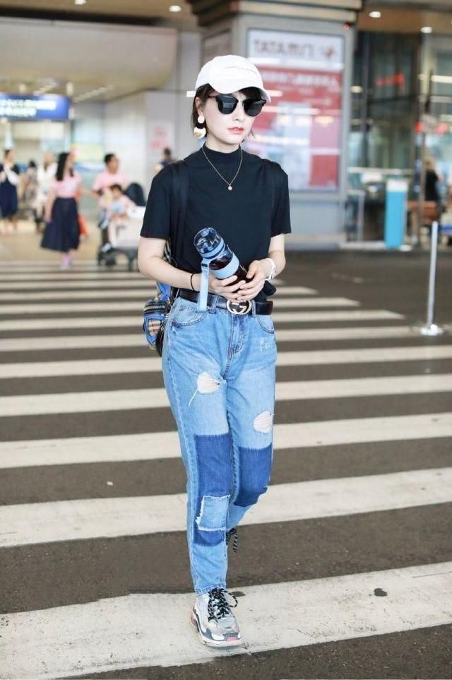 吴昕都敢穿白色紧身裤出门了，真以为自己瘦了?你这是在自欺欺人