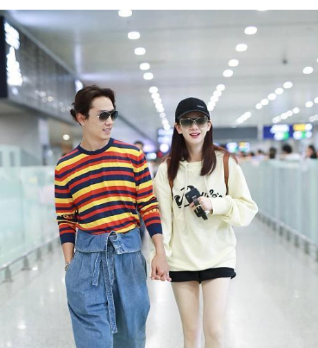 戚薇厉害了！卫衣搭配超短裤少女感十足，网友：李承铉鞋子亮了