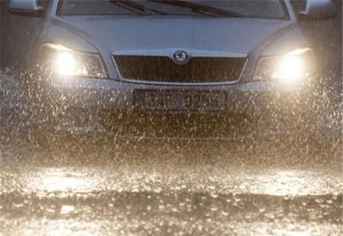 高速上遇到下暴雨，应该开雾灯还是开双闪？车主：不是都打开吗？