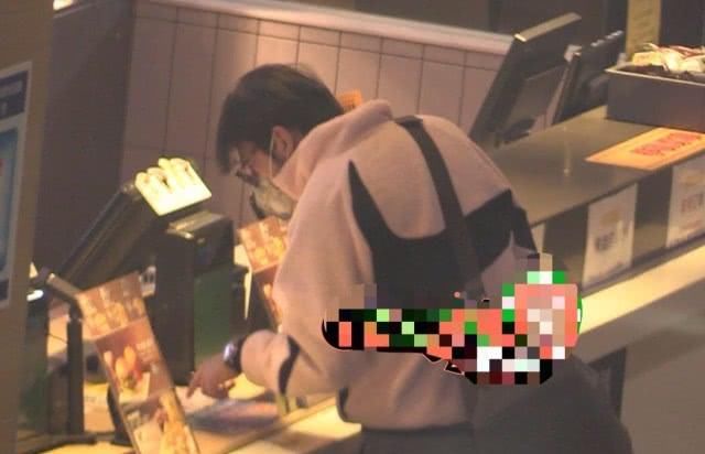  『大使』雷佳音与妻子翟煦飞罕见同框 “爱心司机”兼消毒大使恩爱十足