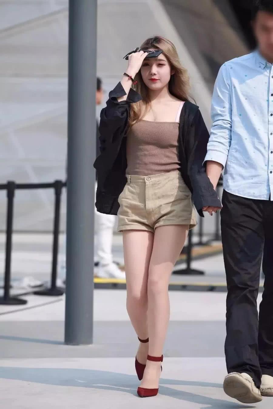 甜美小姐姐裹胸搭配超短裤,清纯的外貌和火辣的身材,身边的男友沦