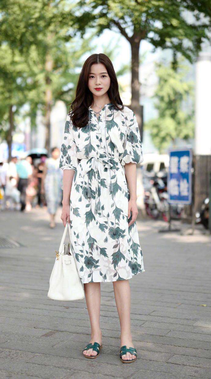 杭州街拍, 清凉夏日穿淡色会让人看上去更加舒适