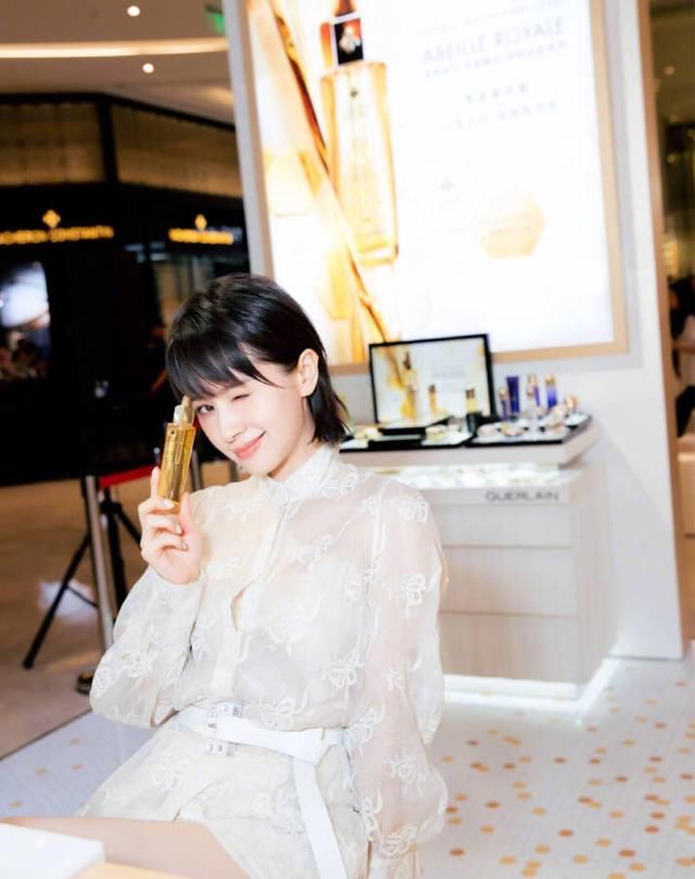 王子文穿白色连衣裙，就是好看，小姐姐看起来真显高