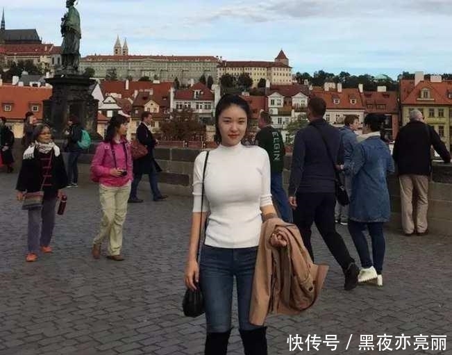 性感:街拍:妹子穿着整洁时尚,散发迷人性感的气质