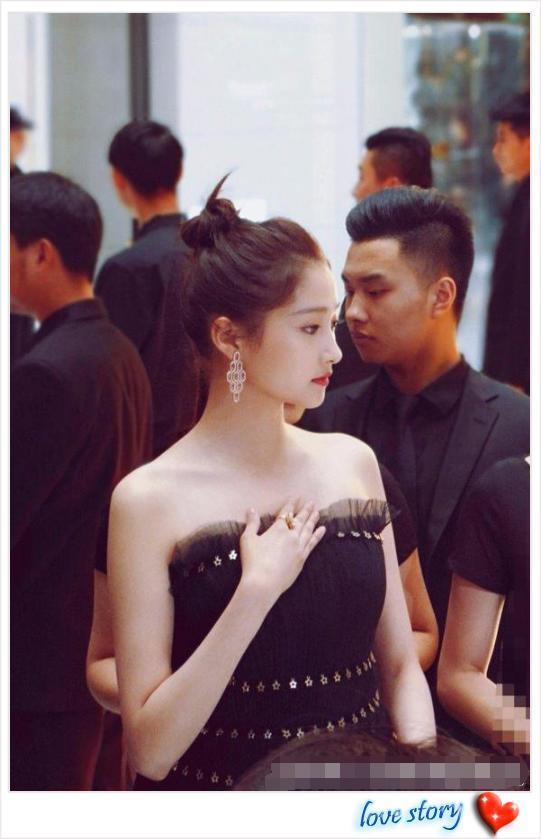 路人镜头下的关晓彤，肤白貌美大长腿，网友：看得我挪不开眼！