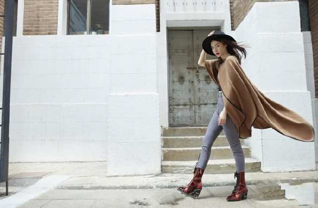 戚薇真猛！为显腿长裤子提到胸部以下，坐下时世界都安静了！