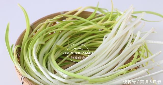 【冬天】冬天最该吃的菜,下饭杀菌,遇热即熟,和粉条一起烧,给啥也不换!