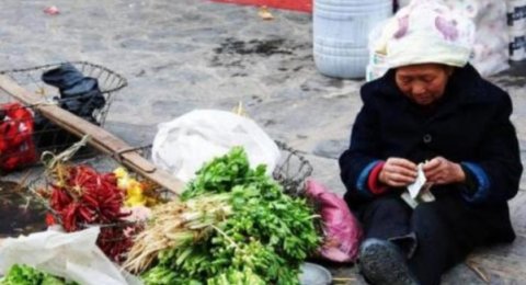  「电商」被污名化的农民：当一斤粮食不及一瓶水贵时，凭什么要