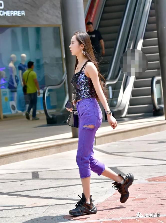 街拍:吊带闪亮的美女，是你喜欢的类型吗?