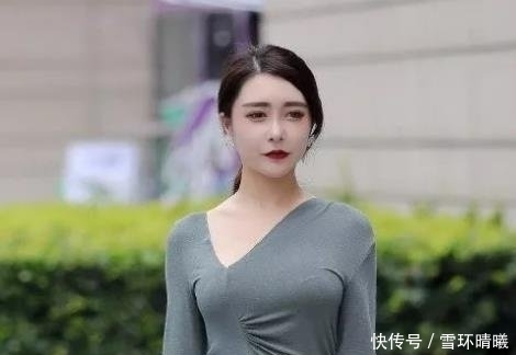  偶遇：街头偶遇优雅小姐姐，搭配灰色长袖，自然大方有魅力