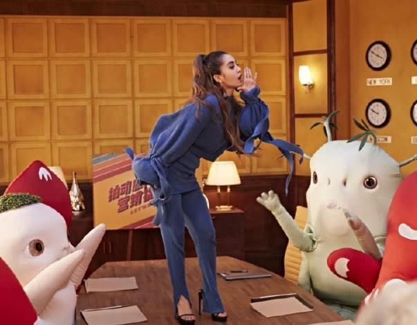 蔡依林机场大秀美肩，鞋子穿太高，连走路都要扶着保镖!