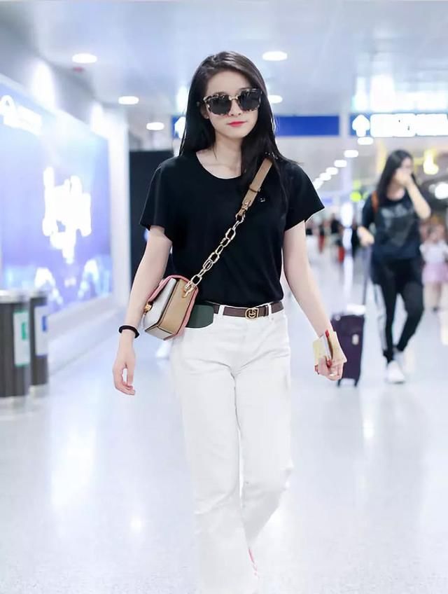 张雪迎有点恶趣味了，穿着“口袋裤”就出门，化妆品都藏裤兜了？