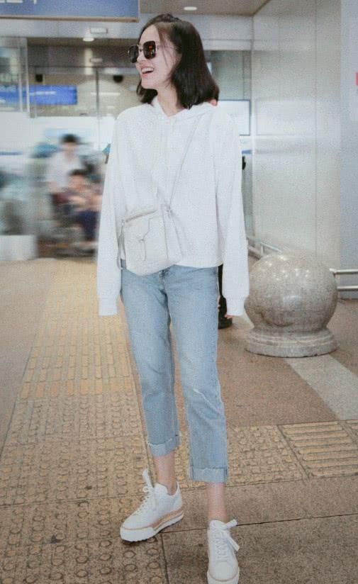 杨子珊的高跟鞋真别致，鞋圈竟高出脚腕3厘米，现实版的“大脚”