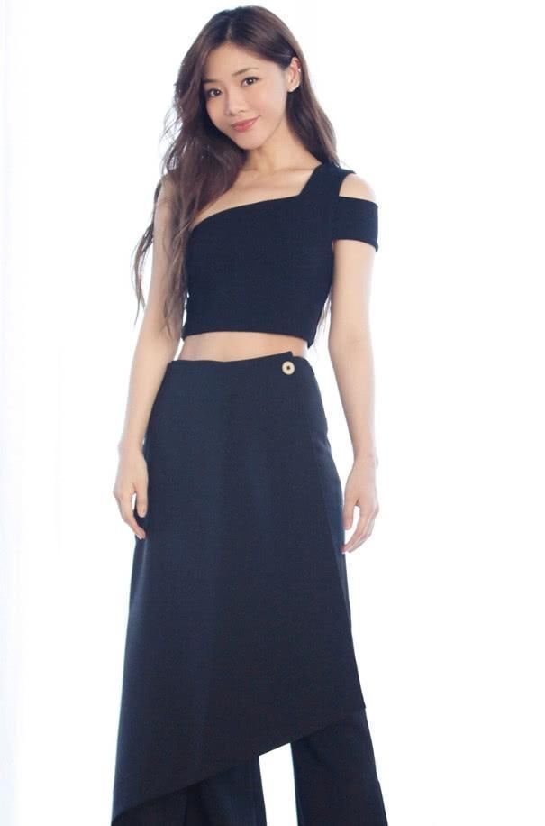 邓家佳是怕露腿吗？裙底还接上一截裙摆，网友：有点画蛇添足啊！