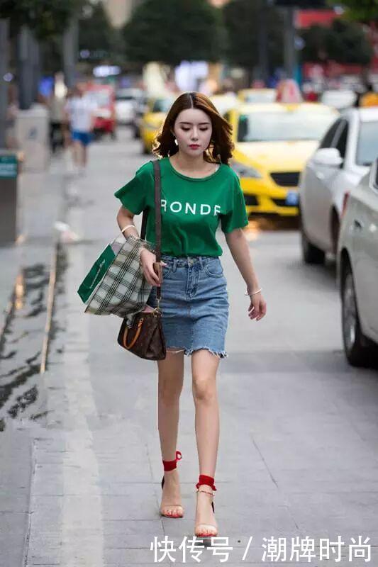 街拍: 图一小姐姐清纯性感! 图三美女气质迷人!