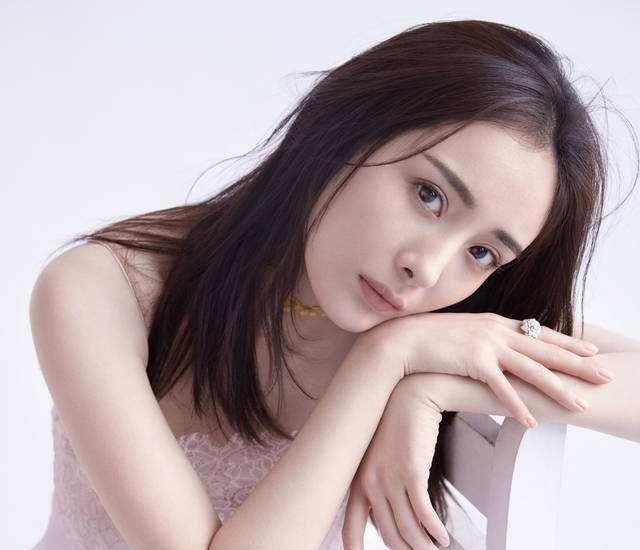  直发■女人留直发和卷发,哪个更显脸小?挑对了更显瘦,减龄有气质!