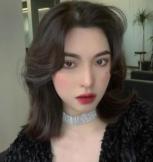  『黑长』别再留黑长直发了，2020年最火的发型是这4种，减龄瘦脸不挑人！
