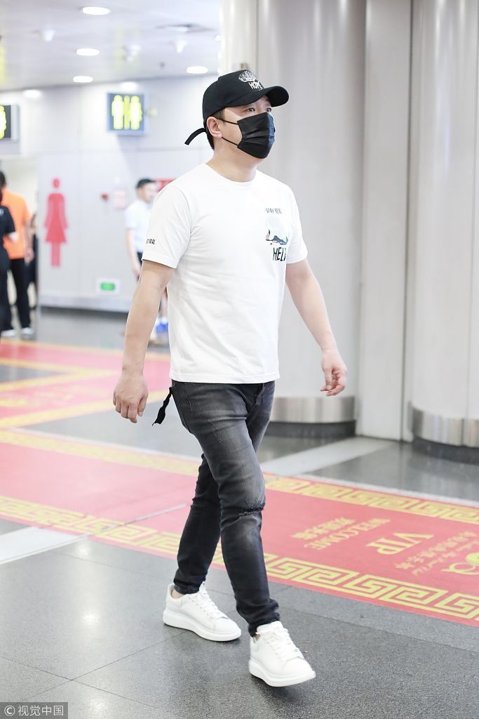 黄渤穿裹身仔裤被拍成一米四“小短腿”  口罩遮面不耽误插兜扮酷