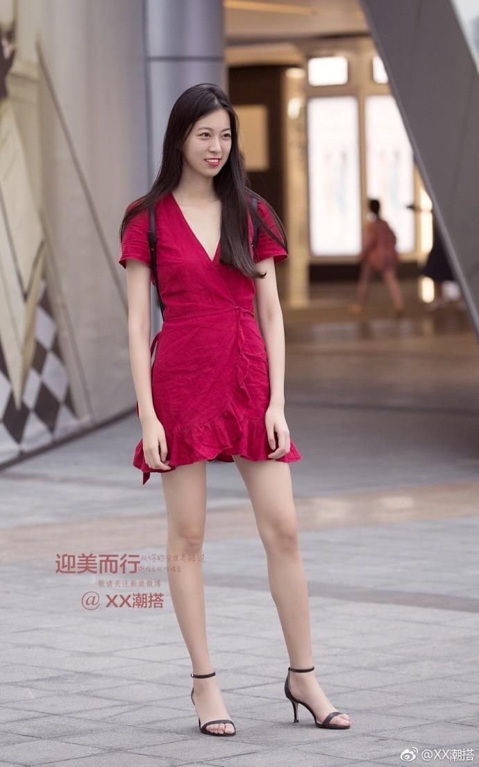 街拍:T恤+毛边短裤，简约温婉，美女猝不及防的侧颜杀难以抵抗