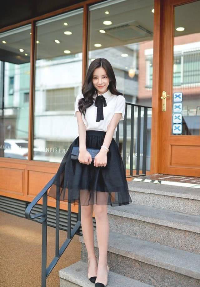 街拍：肌肤胜雪高贵的小姐姐，走在哪里都吸睛又抢眼！