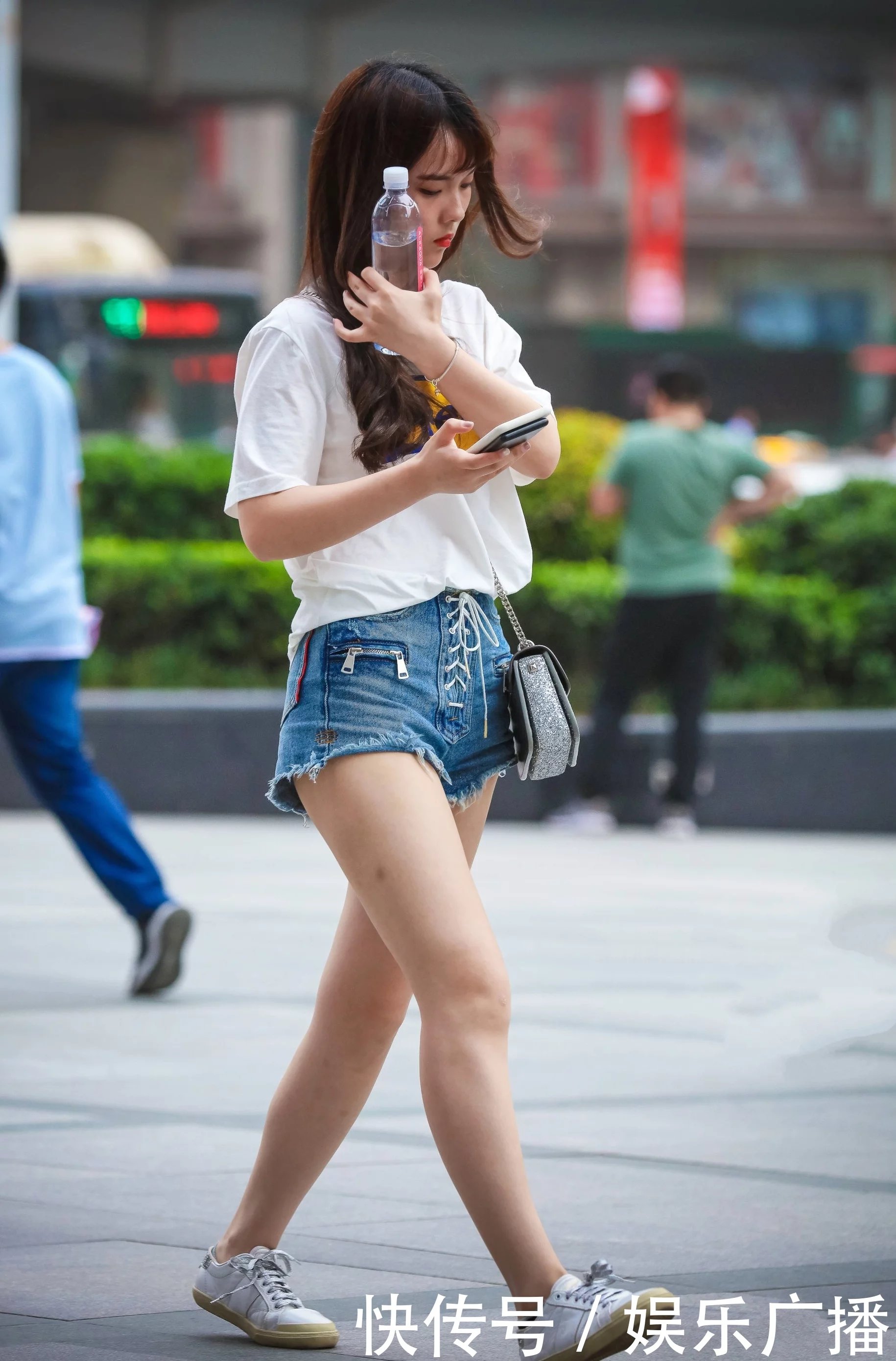 小姐姐牛仔热裤搭配短袖T恤，简简单单很符合小姐姐的气质