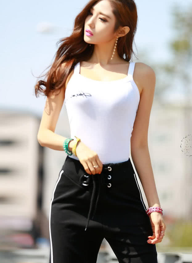 气质小姐姐紧身运动装裹出曼妙身姿，做一个精致小女人