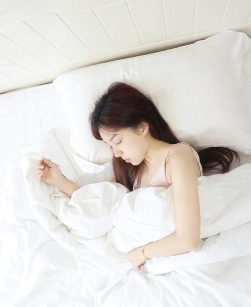 「 显得」降低颜值还显得没气质，偏偏很多人每天在做，女生有这8个坏习惯