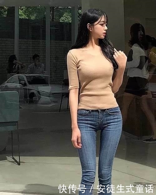 『时尚单品』牛仔裤带着衣服的影子,“烂街”仍然是一个新的境界,以及整个时尚圈
