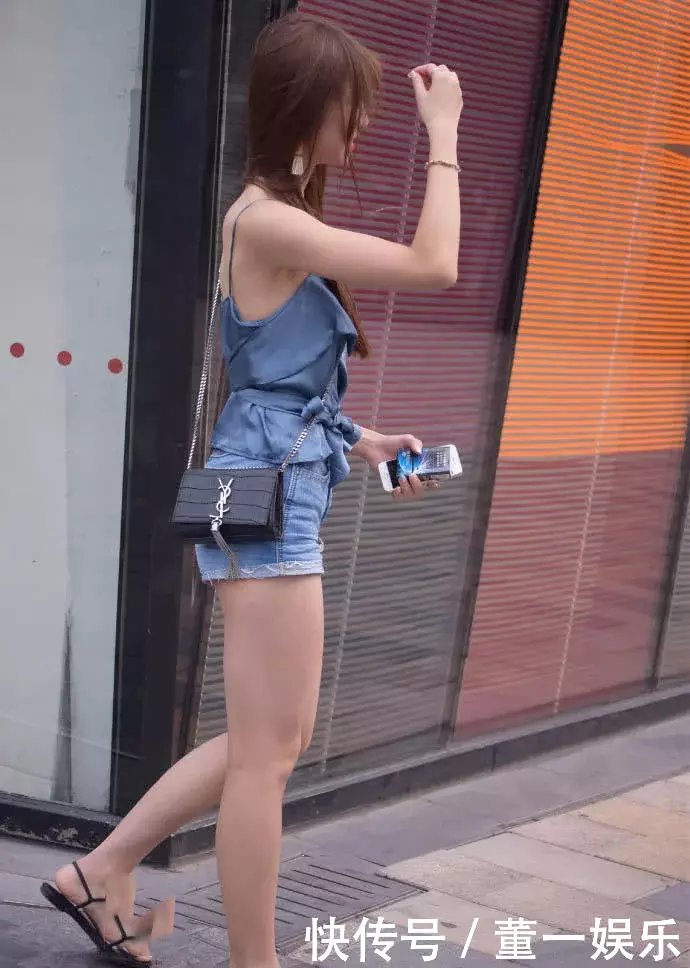 姿色绝佳吊带小美女，闺蜜丰满的身材把她秒杀，皮肤白身材好两位