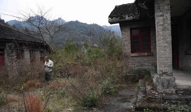 失落深山的汞矿遗址，曾经城里姑娘想嫁这里，小伙做梦都想进工厂
