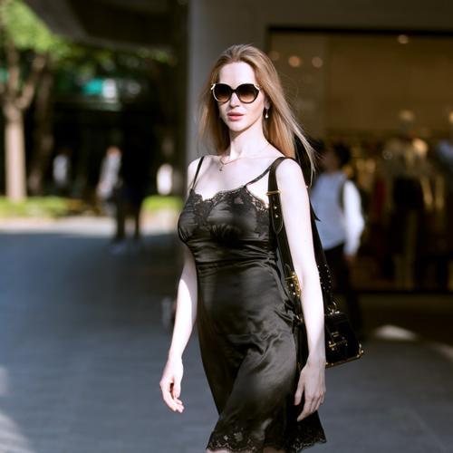 街拍：洋妞美丽的面孔，魔鬼的身材，中国小姐姐也不逊色！