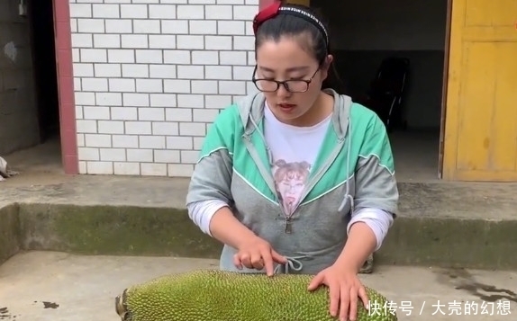  发错@女子拼多多买“菠萝蜜”，30斤花了79元，切开后：发错货了？