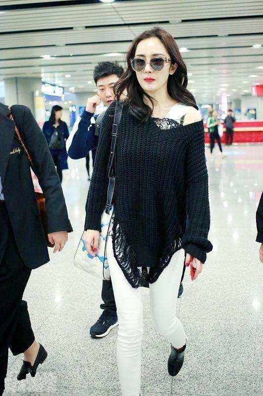 杨幂抹胸碰上苍井空，网友：我选苍井空因为她演的好！