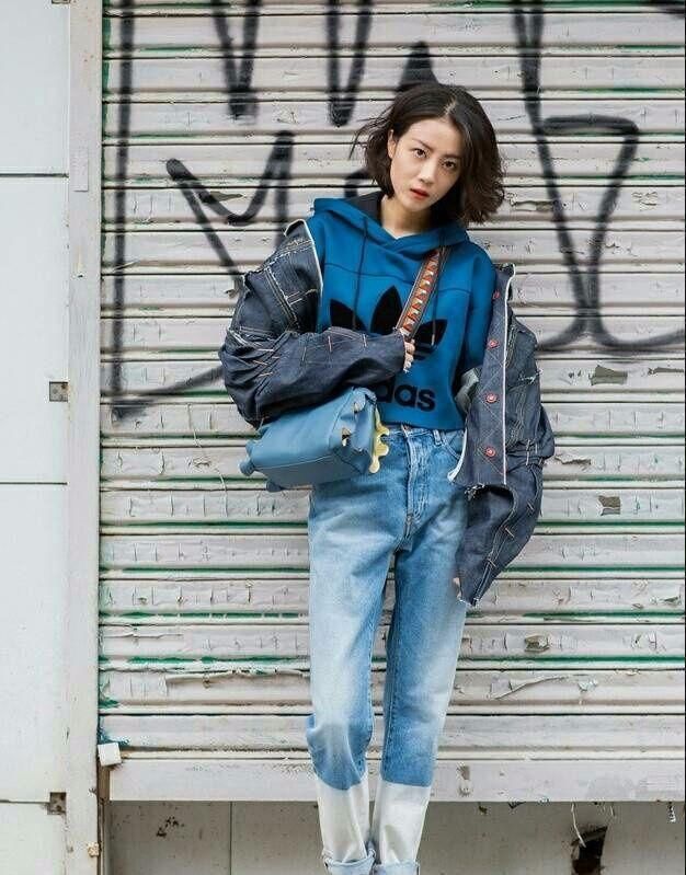 李溪芮是有多自信?穿着白色紧身裤就出门，这个腿看着真是尴尬!