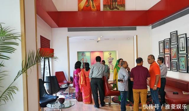 中国游客到印度旅游，看见满大街的传统服饰为什么中国做不到