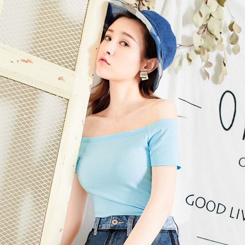 这女人简直六的一批!衣服都不好好穿,但却迷人美到骨子里