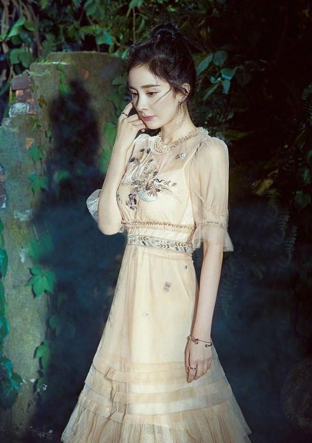 本以为杨幂穿这条仙女裙是最美的，当看到董洁，我迟钝了！