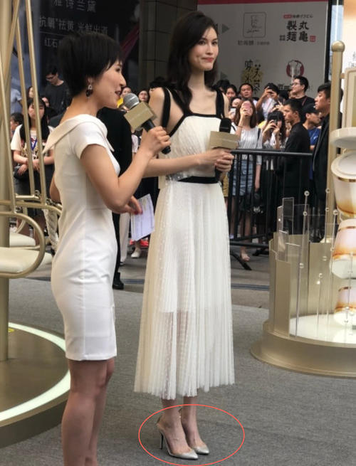 何穗把高跟鞋穿得像钉子拖鞋,脚指头露出来了,这样穿能稳吗?