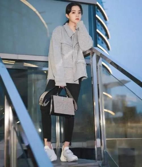  『风衣』春季如何选外套？“齐腰外套”已经过时了，“及臀外套”更抢手
