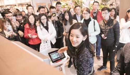 以选择■26岁章泽天就是会穿亮片外套搭配牛仔裤减龄时髦,秒变高校生