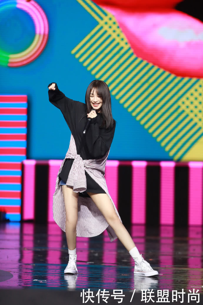 李菲儿的腿到底多细？这么窄的短裤都穿不满，网友：80斤不到吧？