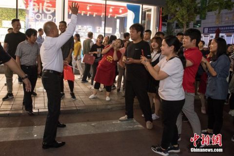 港警队代表夜游王府井 刘sir与游客热情合影